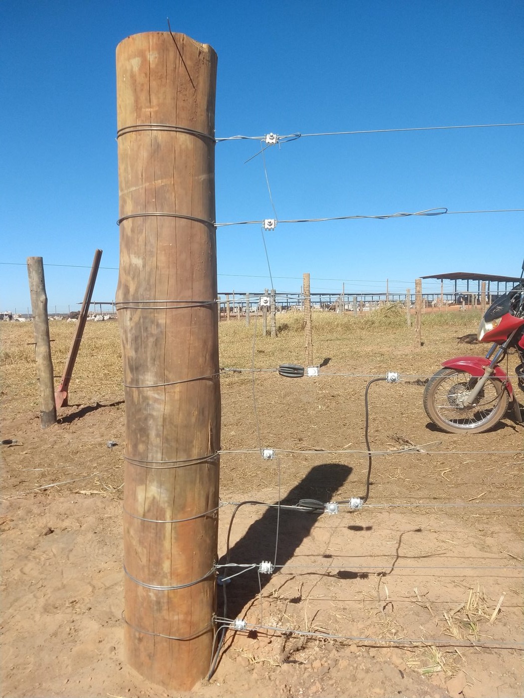 Instalação de cerca elétrica rural com isoladores