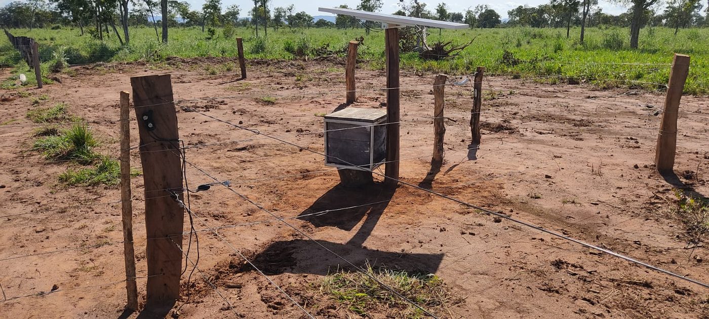 Estrutura de cerca elétrica rural instalada em propriedade